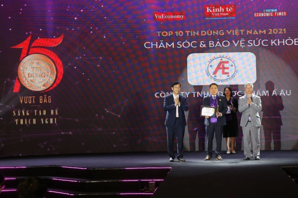 Đại diện Công ty Dược phẩm Á Âu lên nhận giải thưởng “Sản phẩm Tin Dùng số 1 Việt Nam năm 2021”